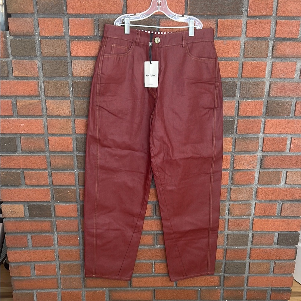 High-Rise Trousers in Burgundy